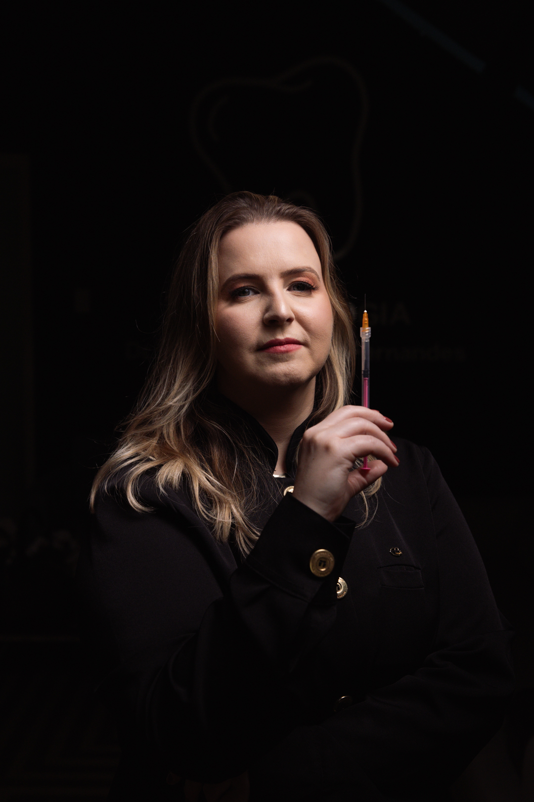 Dra. Maria realizando procedimento estético